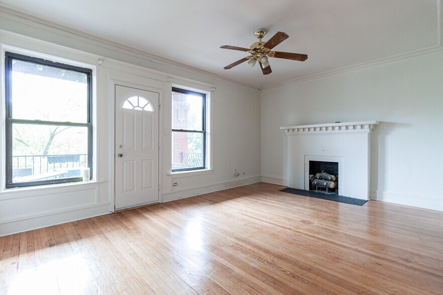 Primary Photo - 910 W Belle Plaine Ave