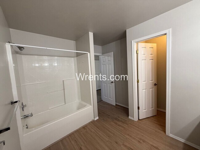 Building Photo - 1008-1010 E. Ermina