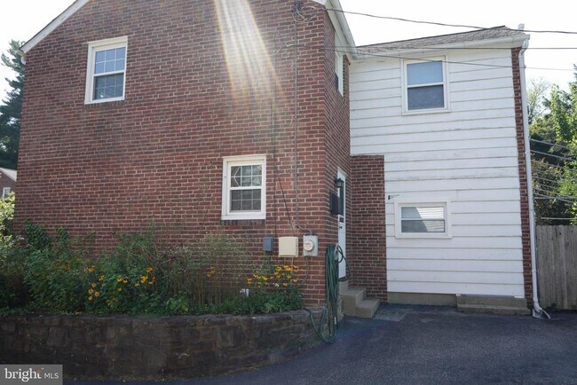 Building Photo - 252 Crosshill Rd