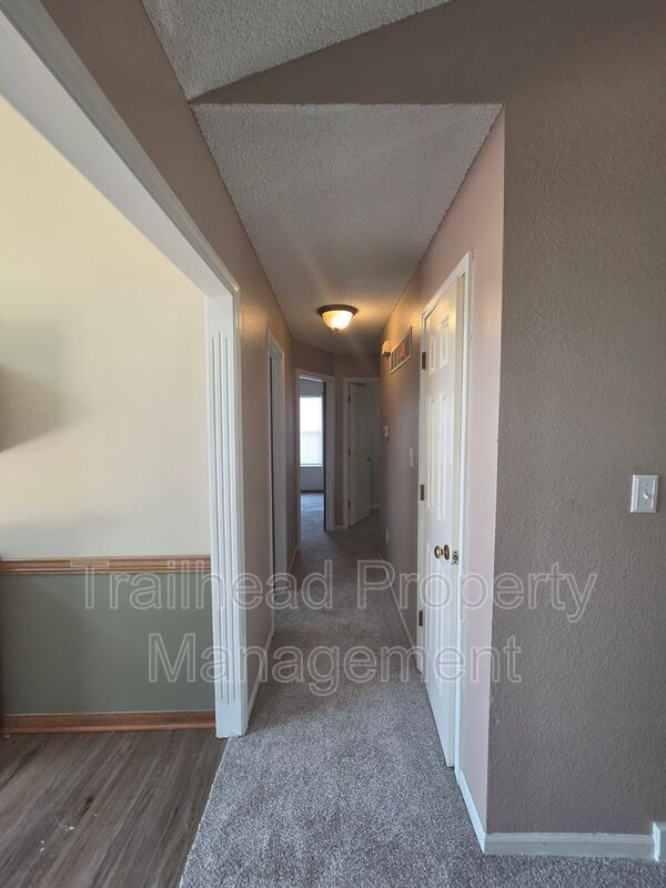Building Photo - 607 SE Steeple Ln