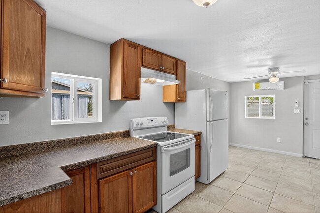 Building Photo - 1410 S 24th Ave
