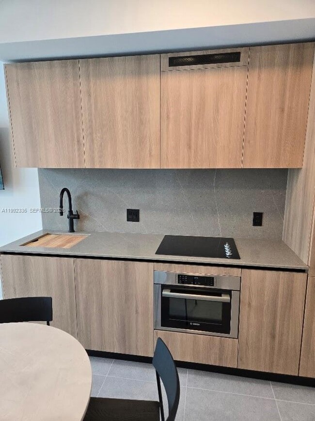 Building Photo - 121 NE 5th St