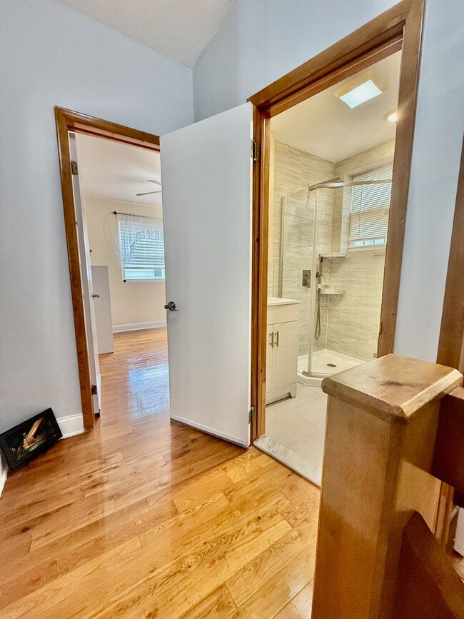 Building Photo - SPACIOUS & MODERN 3 BED/1.5 BA HOUSE w/ Central AC-HARDWOOD Flooring-WASHER/DRYER & Rear PATIO in...