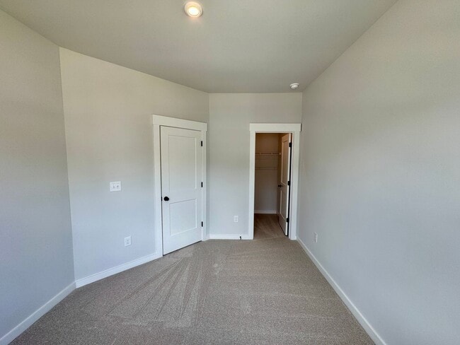 Building Photo - Beautiful 4BR/3BA Townhouse in Griffith Lakes