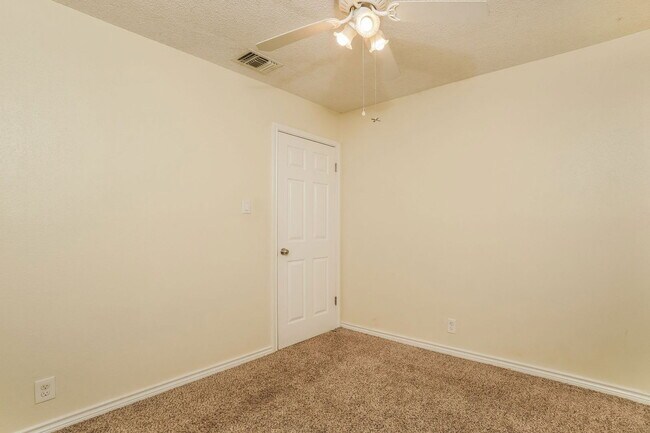 Building Photo - 10059 Birch Field Dr