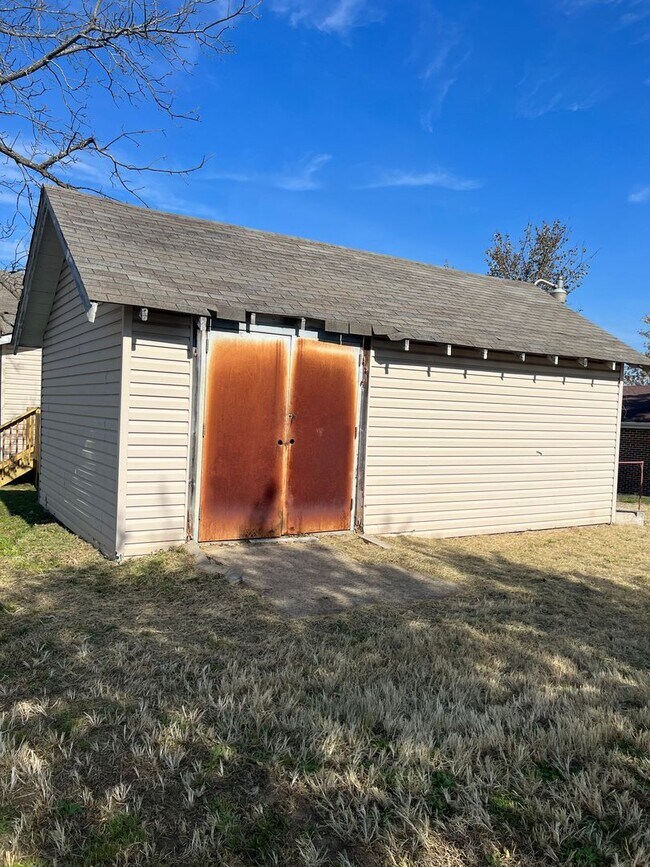 Building Photo - House in Dixon, MO!