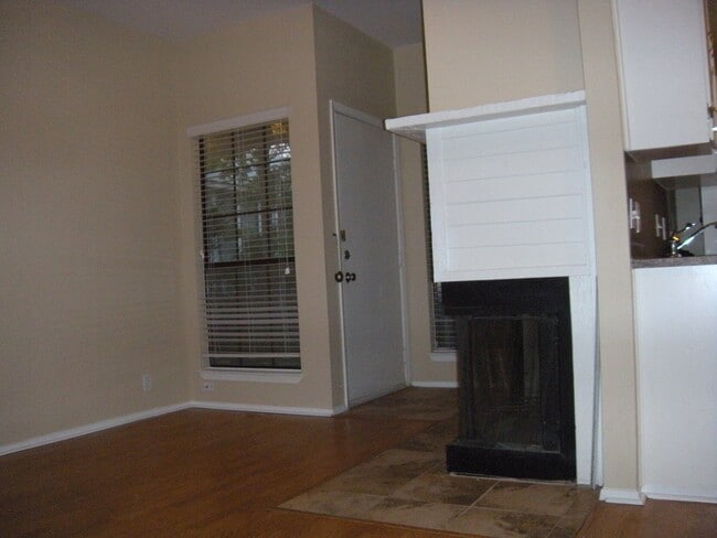 Building Photo - HYDE PARK TERRACE - NORTH CAMPUS - PRIVATE UPDATED 1 BEDROOM FOR AUGUST 2026 PRE-LEASE