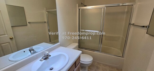 Building Photo - Near CMU 2 Bedroom 1.5 Bath Townhouse