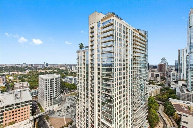 Building Photo - 300 Bowie St