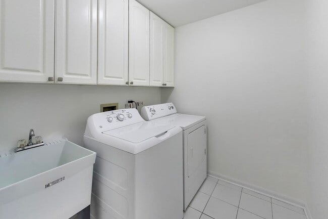 Building Photo - 325 N Water St