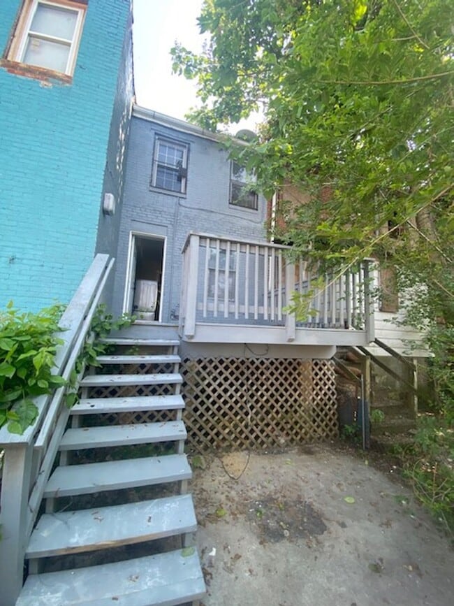 Building Photo - 2102 W Fayette St