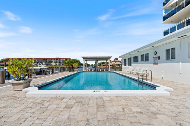 Building Photo - 1160 Hillsboro Mile