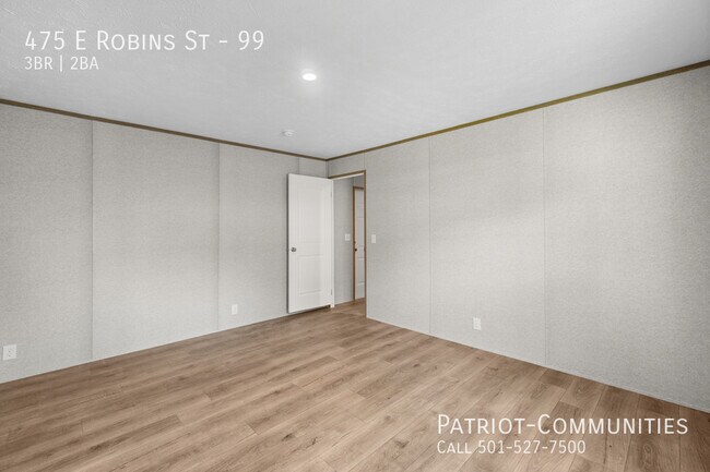 Building Photo - 475 E Robins St