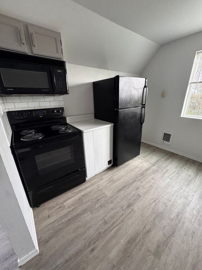 Building Photo - Nice 1 Bed, 1 Bath Upper Unit in Tacoma's ...
