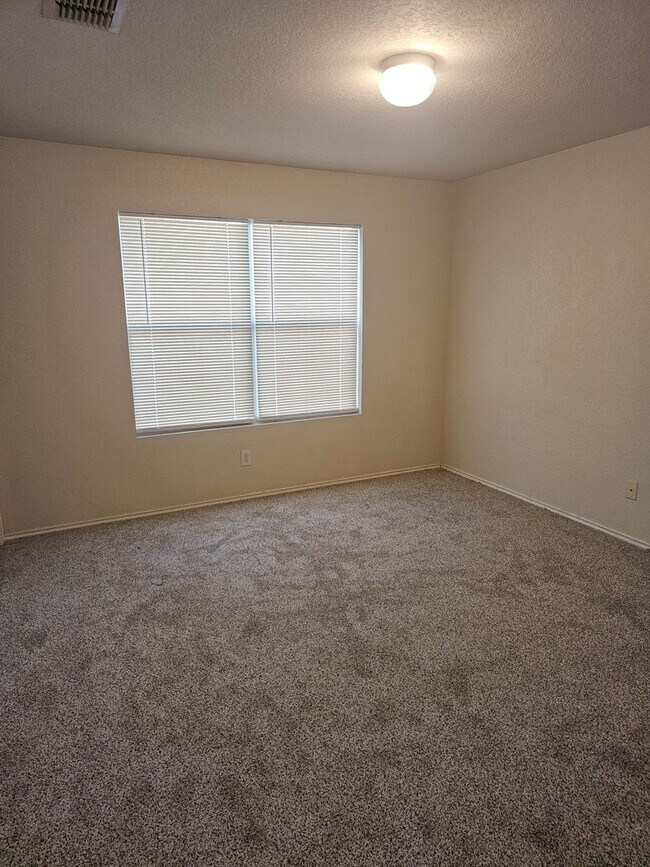 Building Photo - Huge House in a great area