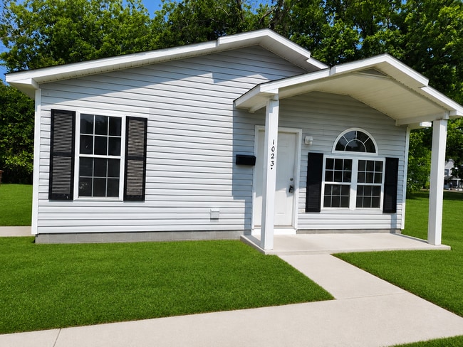 Building Photo - Super Cute home located in City Limits