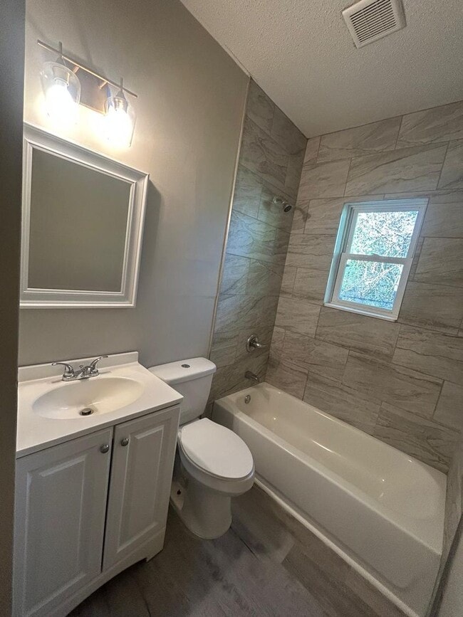 Building Photo - Fully Renovated Apartment Duplex Located in the Heart of Edgewood - 2227B