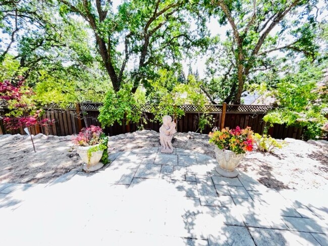 Building Photo - FURNISHED!!! Charming 2BD/1BA Single-Story...