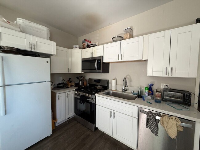 Building Photo - 7BD/4BA w/ Driveway Parking and Backyard!