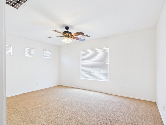 Building Photo - Spacious Heartland Ranch Beauty