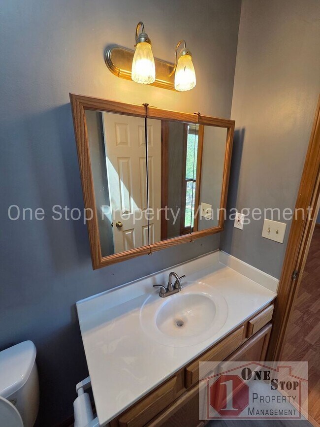 Building Photo - Charming Split Level 3 Bedroom Home in Kansas City!