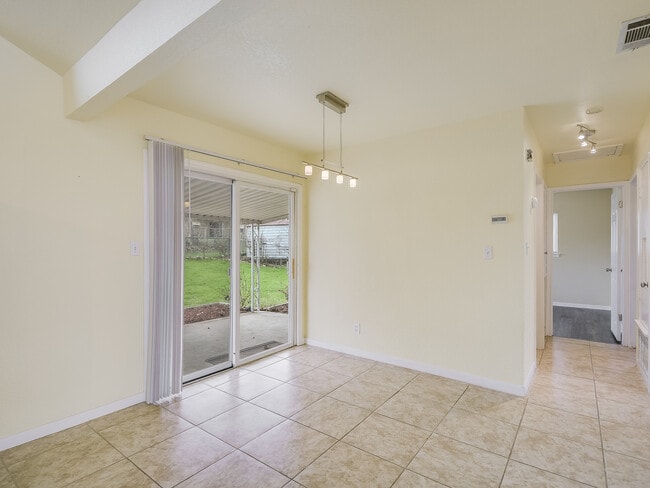 Building Photo - 227 Shin Oak Dr
