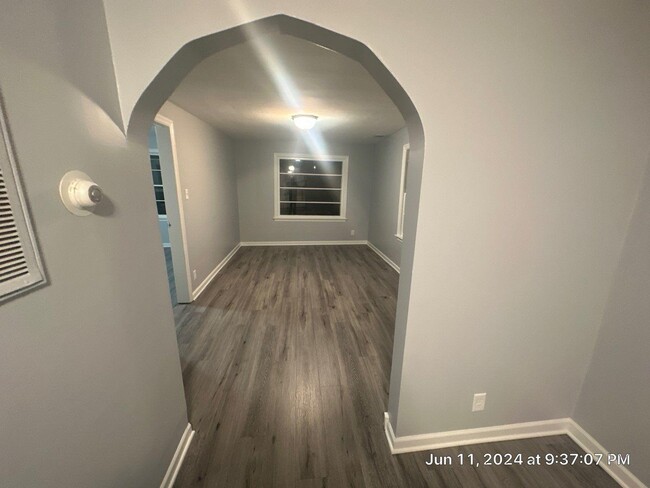 Building Photo - 618 Meadow Ave