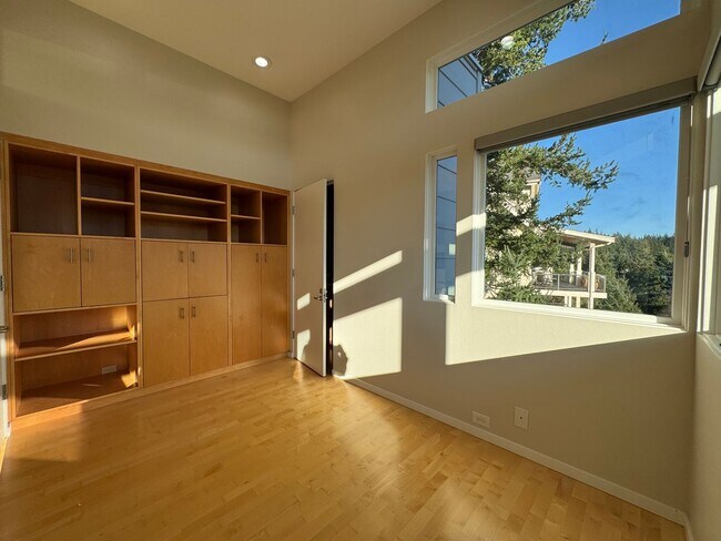 Building Photo - Breathtaking views of Chuckanut Bay!!