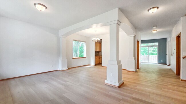 Building Photo - 5BR/3BA End Unit with Greenbelt View in Lynnwood