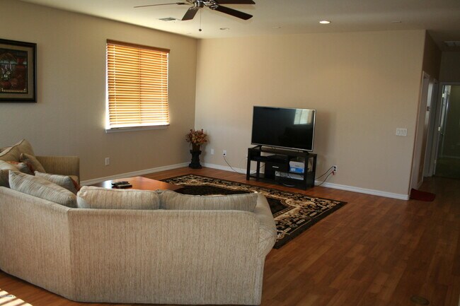 Building Photo - 8851 W Augusta Ave