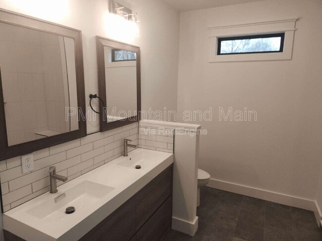 Building Photo - 808 Maybank Dr