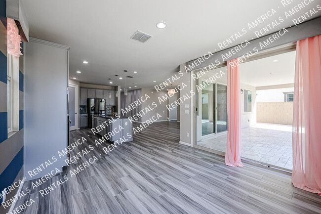 Building Photo - 3090 S Jasmine Dr