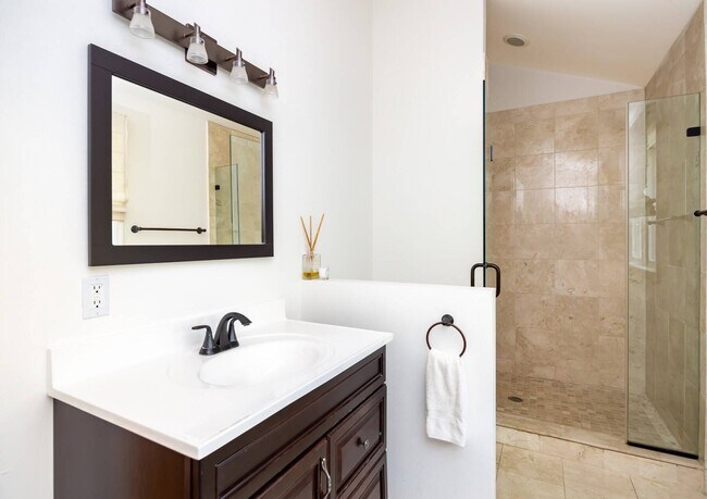 Building Photo - 869 Head of Pond Rd