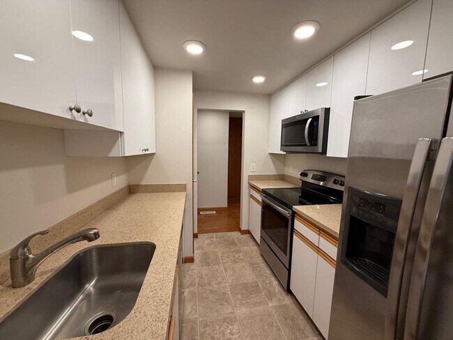 Building Photo - Updated 2BR Condo Near Juanita Village & Beach – Pool, Gym, Parking Included