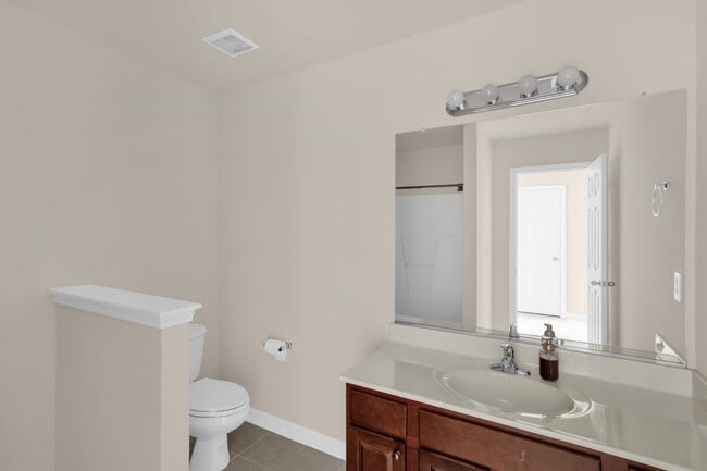 Building Photo - Beautiful Maintanance-Free 3 bedrooms 3 FU...