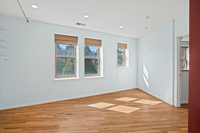 Building Photo - 2 Bedroom Beauty in Bloomingdale! Pets Wel...