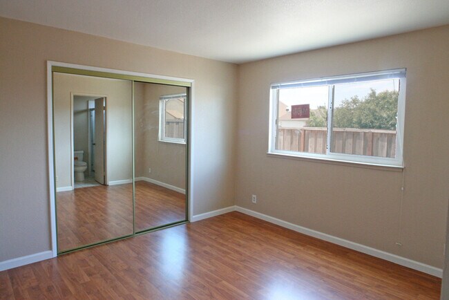 Building Photo - 3289 Lantern Way