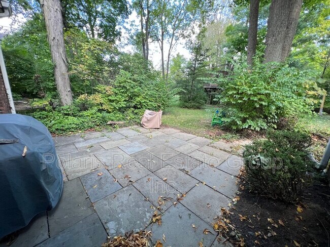 Building Photo - 8829 Rexford Rd