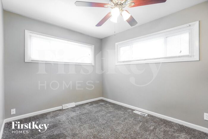 Building Photo - 1302 SW Peggy Cir