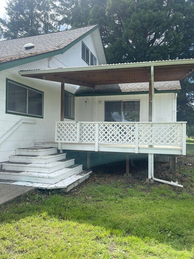 Building Photo - Large Home on the Out Skirts of Town!