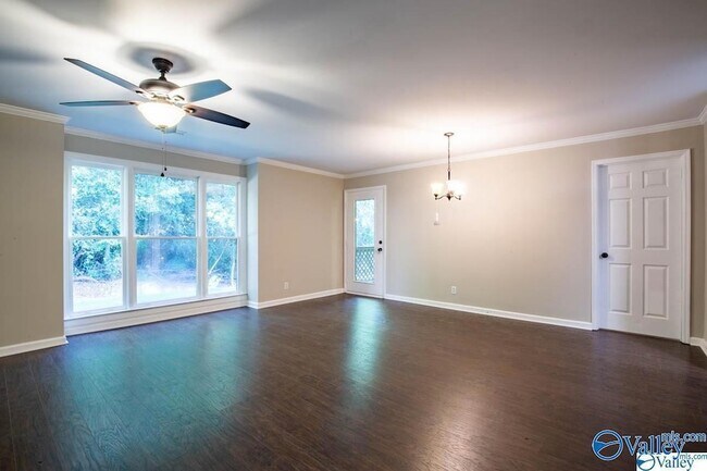 Building Photo - 4988-4987 7 Pine Cir