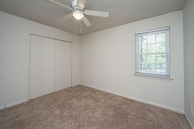 Building Photo - 306 Crestview Dr