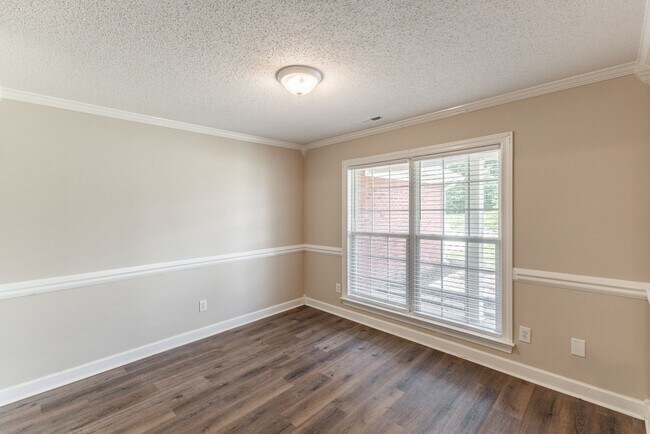 Building Photo - 127 Knotting Pl