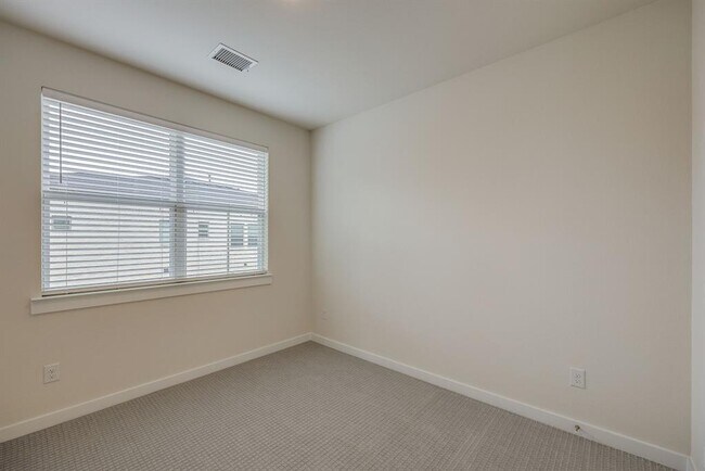 Building Photo - 1770 Thornton Dr