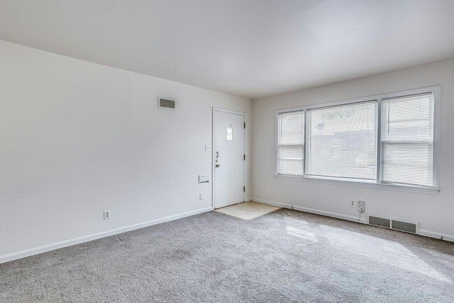 Building Photo - 2-Bedroom, 1 bathroom with 1 bonus room in...