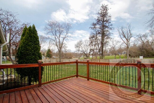 Building Photo - Huge 4-bedroom, 4-bath home