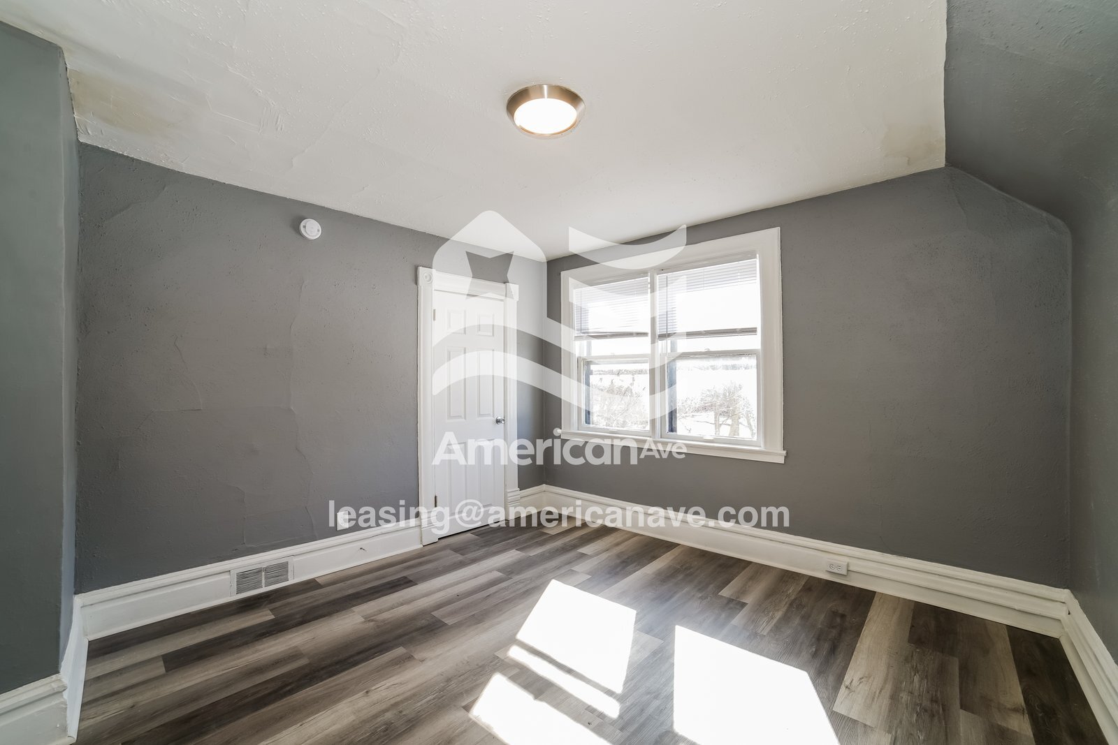 Building Photo - 204 E Thrush Ave