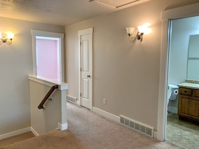Building Photo - Beautiful 4 Bd 2.5 Bath Townhouse in Sandy