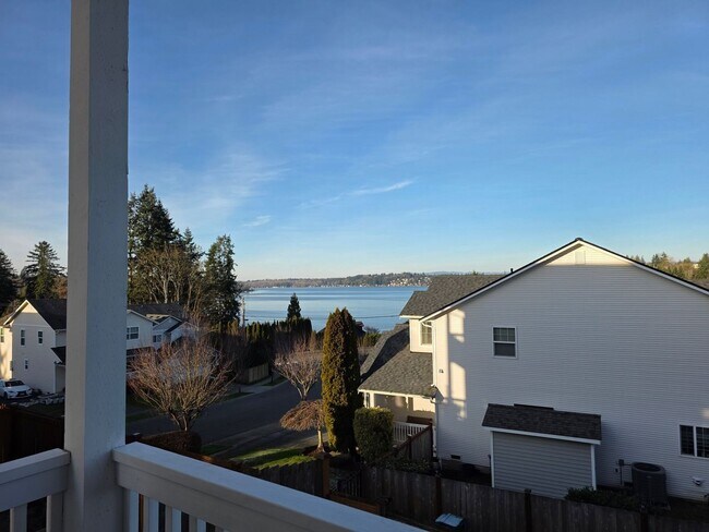 Building Photo - Beautiful 3 bedroom 2.5 bathroom Lake Stevens home!