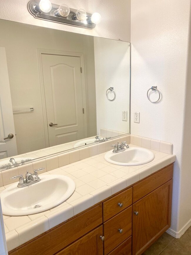 Building Photo - Spacious 4/2.5 off Fig Garden Loop